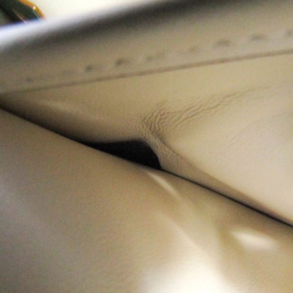 Garavani Leather Valentino (Good) Women,Men Beige Pre-Owned Light Shoulder Bag