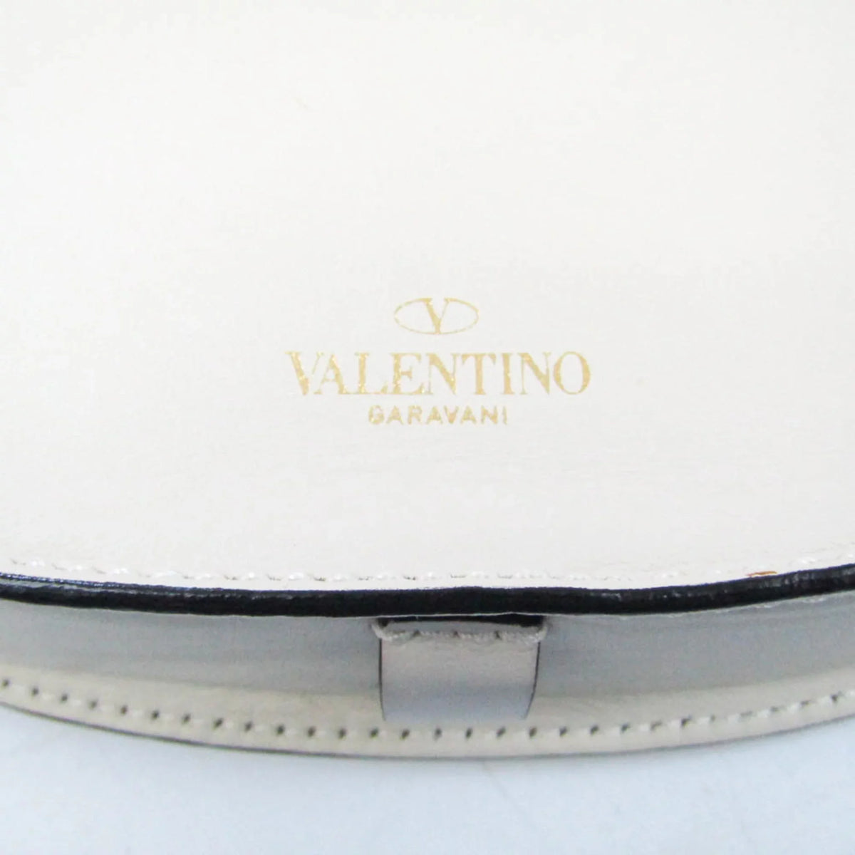 Garavani Leather Valentino (Good) Women,Men Beige Pre-Owned Light Shoulder Bag